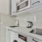 Independant Flat: Canal St Martin&Trains Stations!